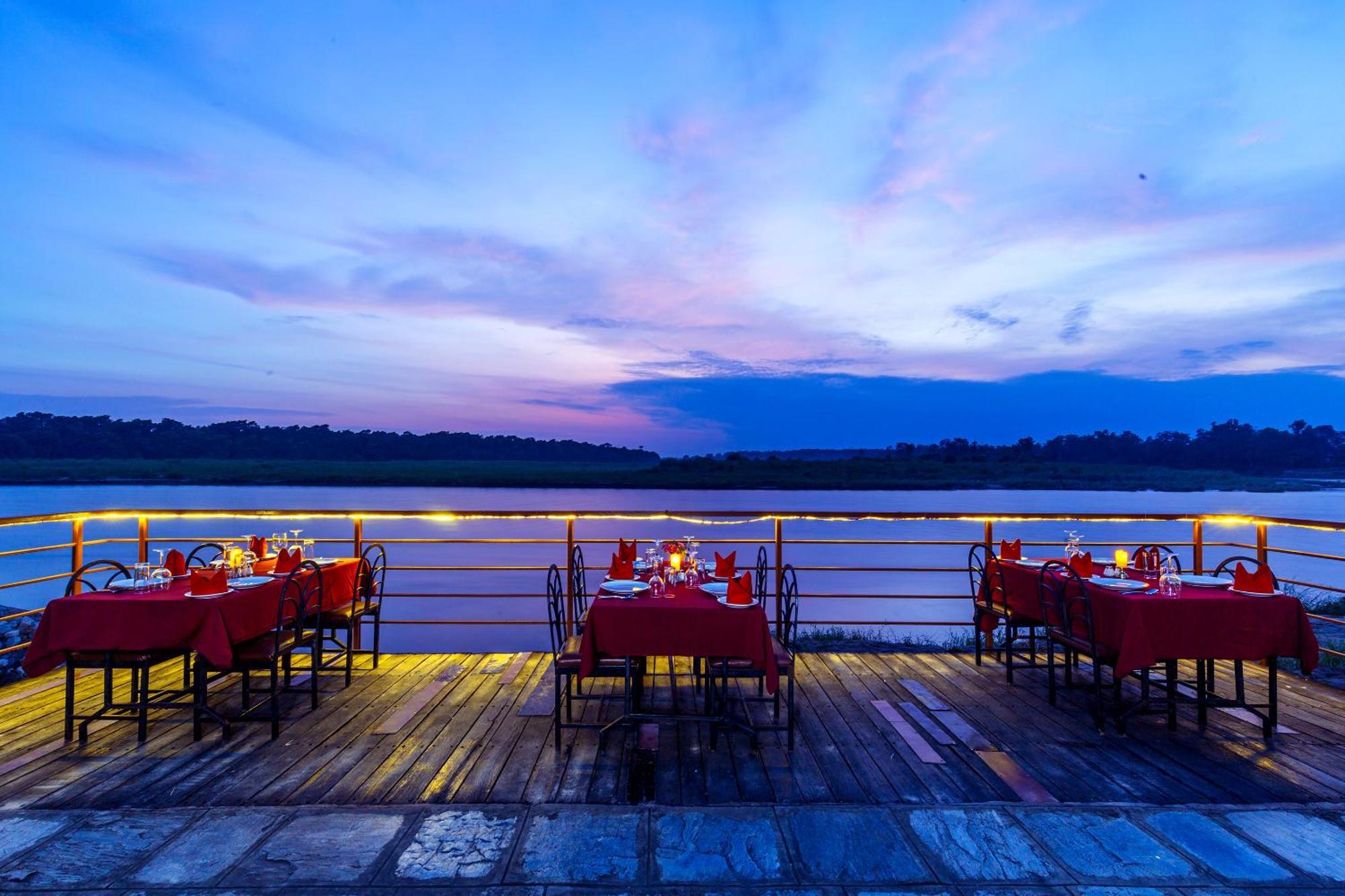 Park Safari Resort, Chitwan National Park Exterior photo