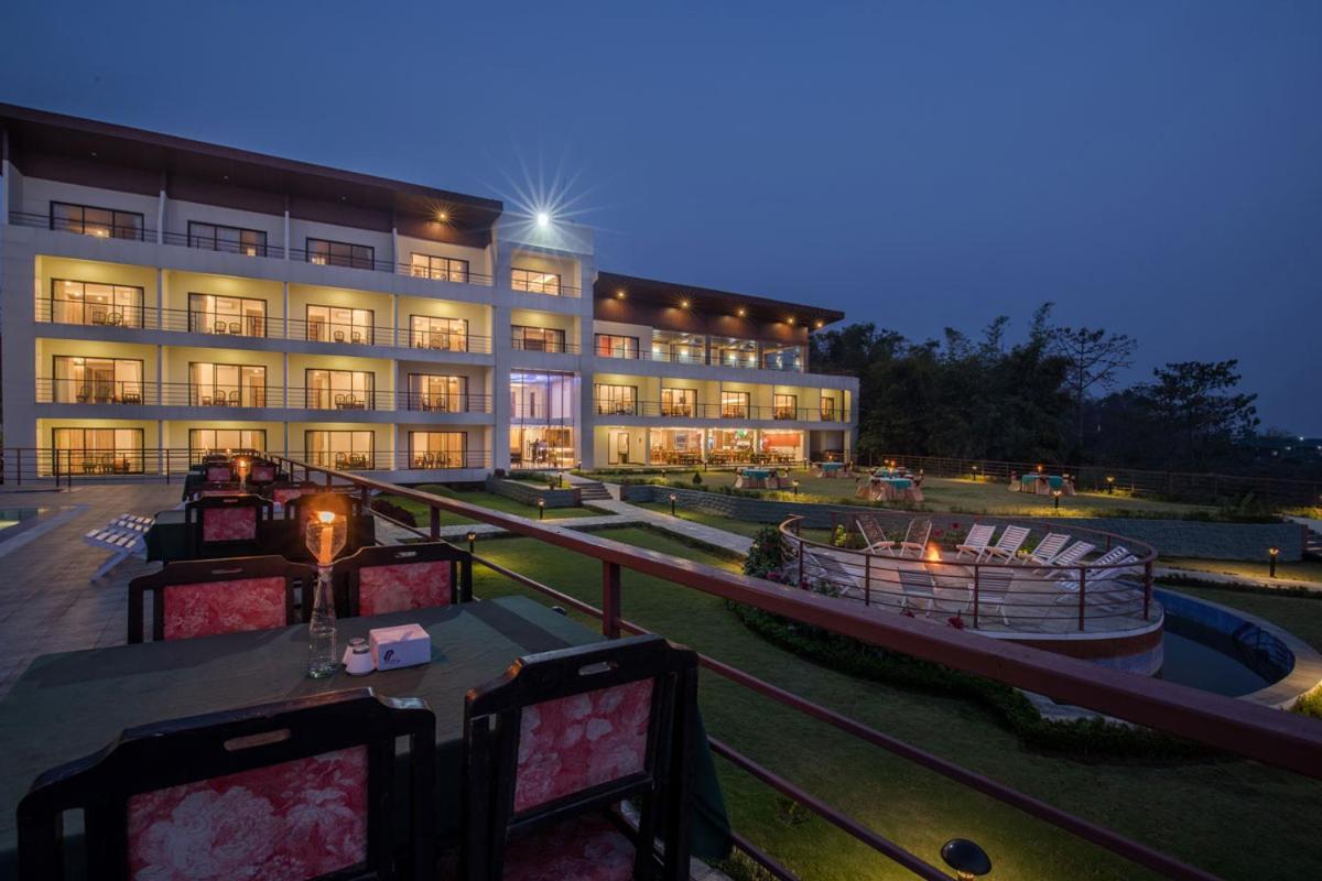 Park Safari Resort, Chitwan National Park Exterior photo