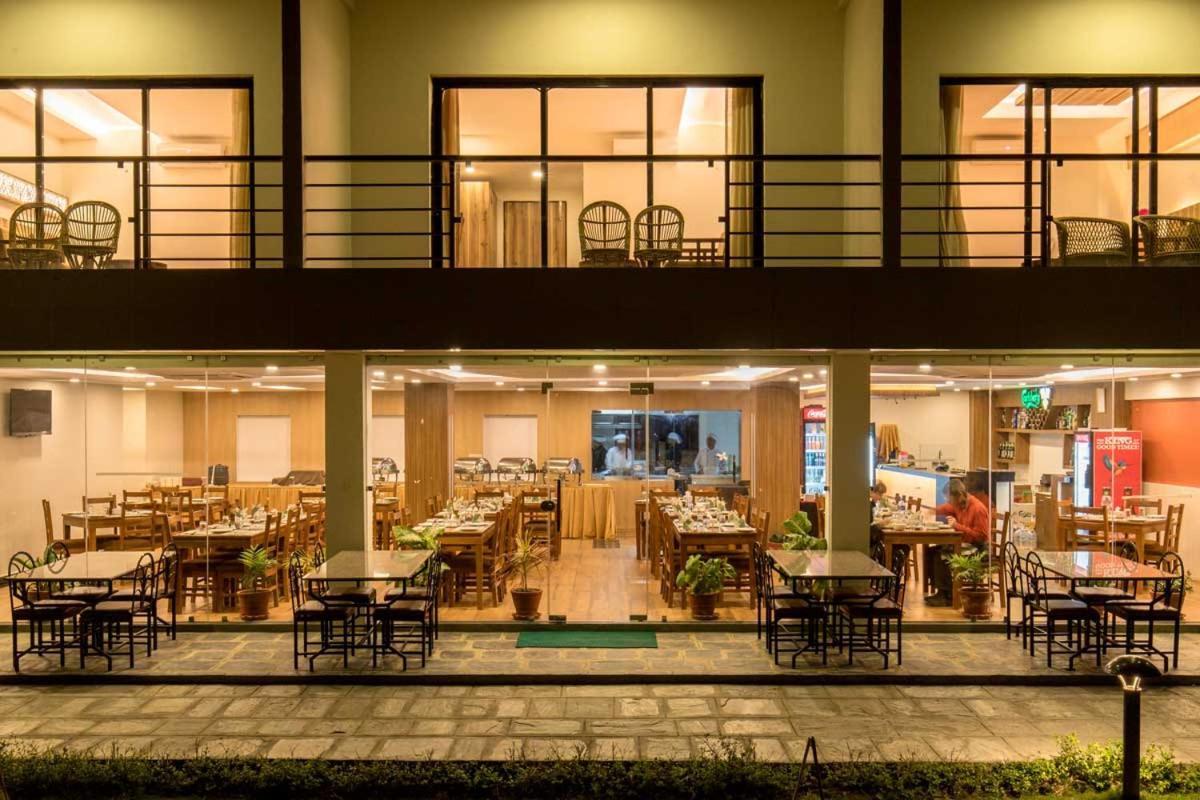Park Safari Resort, Chitwan National Park Exterior photo